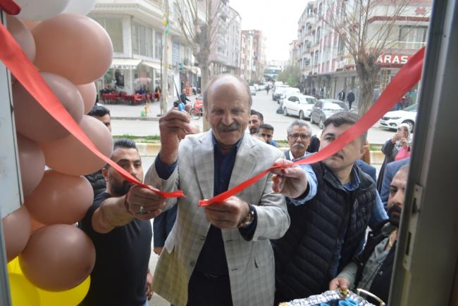 Kavri İletişimin açılışını Iğdır Belediye Başkanı Mehmet Nuri Güneş yaptı.